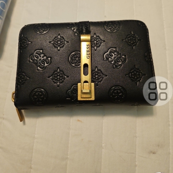Woman's Guess Wallet - Picture 1 of 3